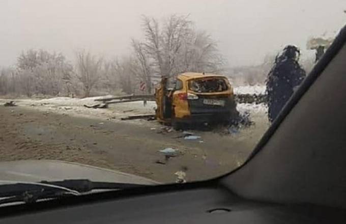 Водитель такси погиб в ДТП на трассе Волгоградской области