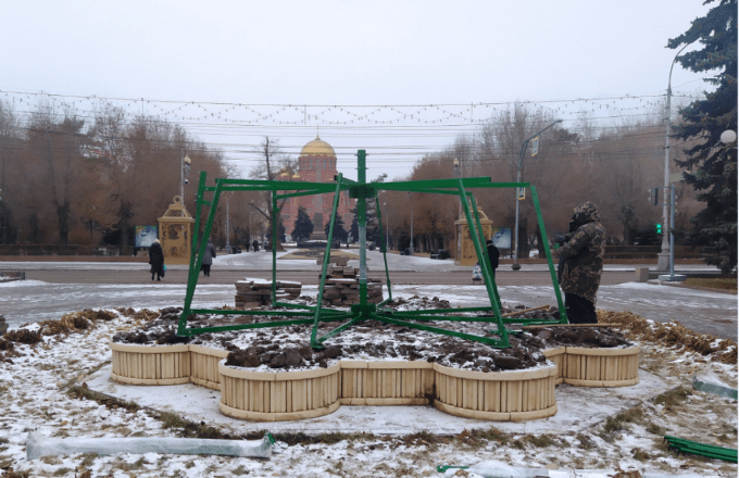 В центре Волгограда начали сооружать новогоднюю елку