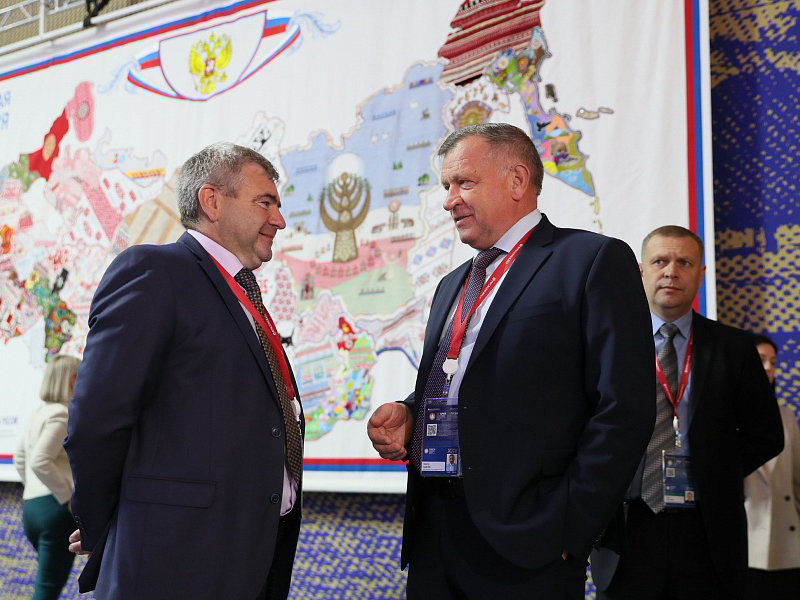 В рамках ПМЭФ-2022 Валерий Бахин провел встречу с руководством ЛНР