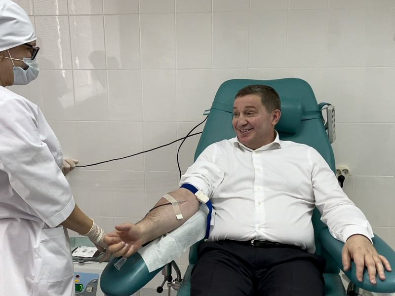 Губернатор Волгоградской области сдал кровь для антиковидной плазмы