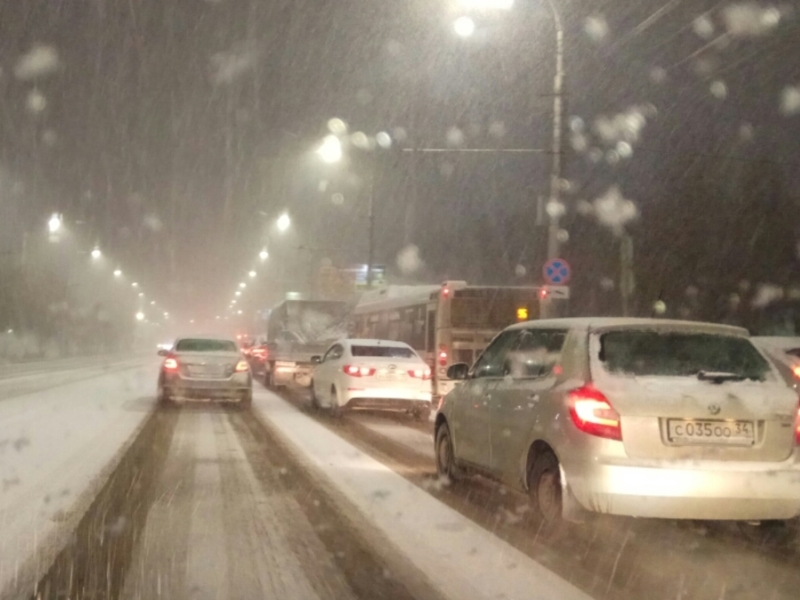 В Волгограде зимняя сказка превратилась в транспортный коллапс