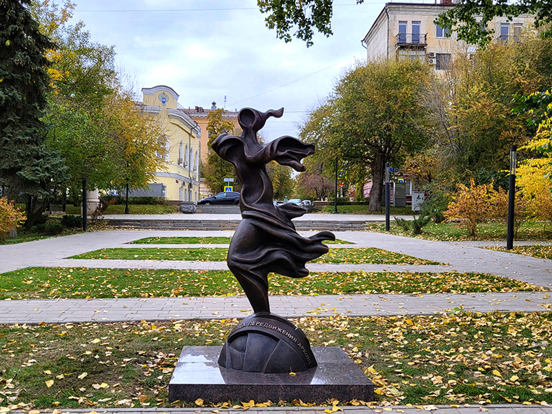 Волгоградскую набережную украсила новая скульптура Сергея Щербакова